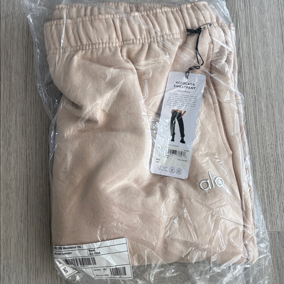 Alo BRAND NEW accolade sweatpant joggers - Picture 5 of 5